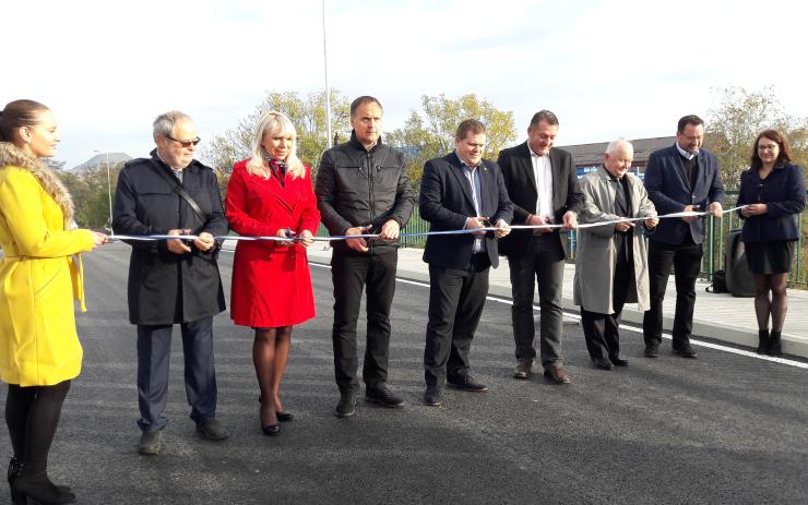 OBRAZEM: Řidičům v Lounech se uleví. Město otevřelo nový most v Říční ulici