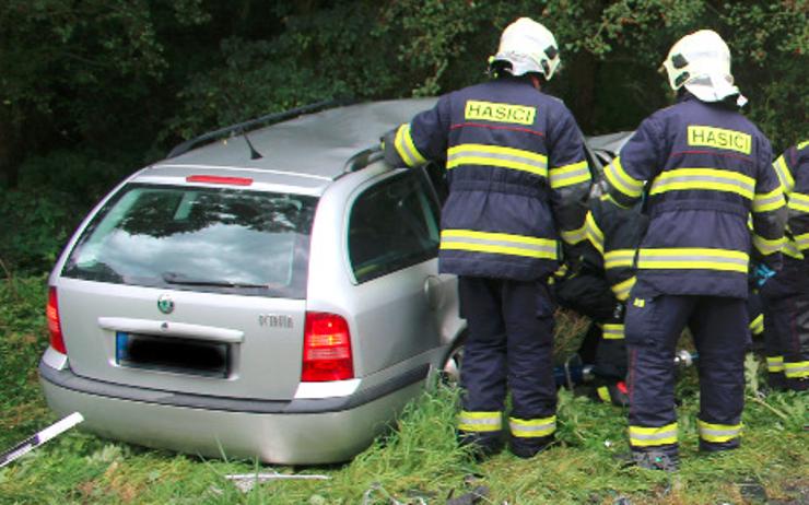 AKTUÁLNĚ: Auto na Lounsku vylétlo ze silnice, probíhají vyprošťovací práce