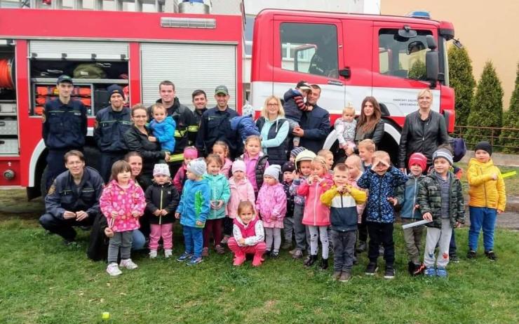 OBRAZEM: Děti ze Sedmikrásky navštívili hasiči s maskotem, slonem Hugem