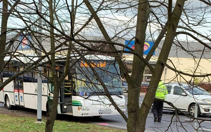 AKTUÁLNĚ: V Lounech se srazil autobus s autem, při nehodě se tři lidé zranili