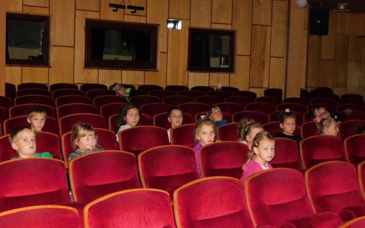 Stávka učitelů v Žatci: v náhradních prostorách divadla se sešlo čtyřicet dětí