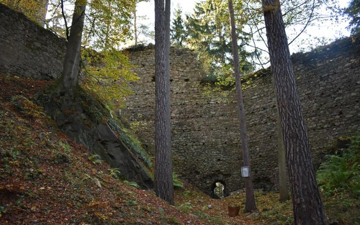 Zříceninu hradu Perštejn navštěvují turisté celý rok, lákadlem jsou zachovalé zbytky zdí včetně věže