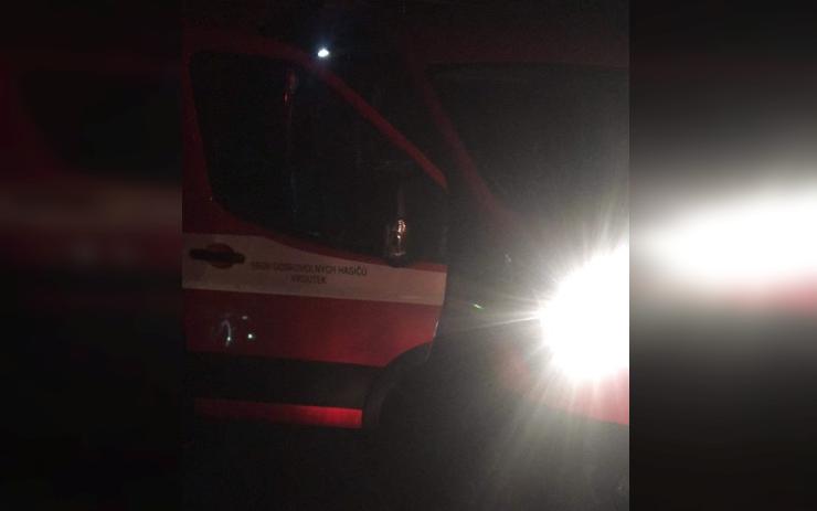 Policisté spolu s hasiči pročesávali pozdě večer okolí Vroutku. Hledali pohřešovaného chlapce