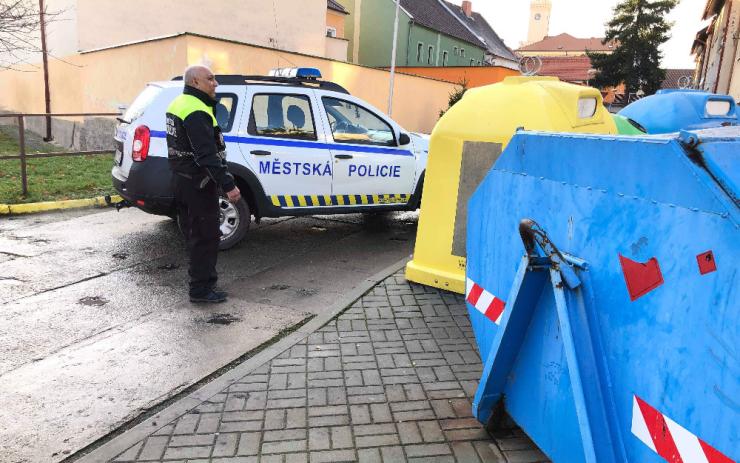 Strážníci v Postoloprtech zadrželi celostátně hledanou ženu, když se přehrabovala v popelnicích