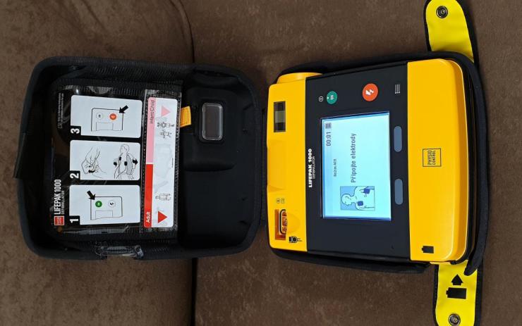 Dobrovolní hasiči ze Žatce mají nový defibrilátor. Může pomoci zachránit život