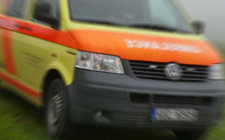 PRÁVĚ TEĎ: U Břvan zasahují záchranáři, auto tam narazilo do stromu
