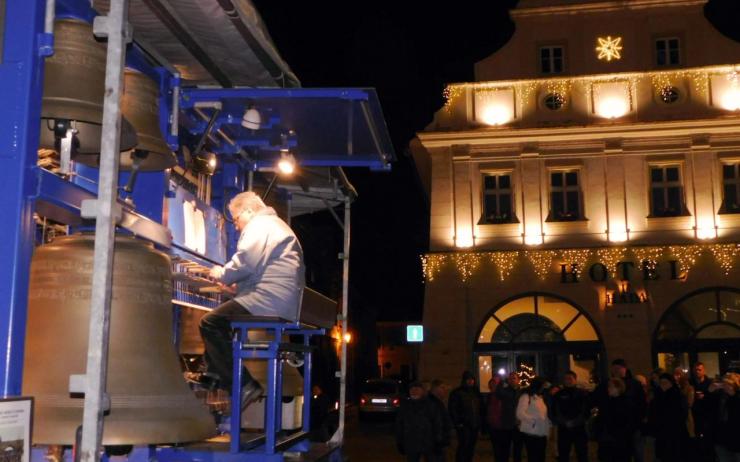 Neobvyklá podívaná! 57 zvonů spustilo koncert v centru Žatce