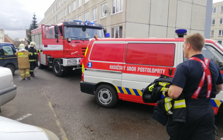 Ženě se zabouchly dveře, zrovna když vařila. Doma mohlo začít hořet