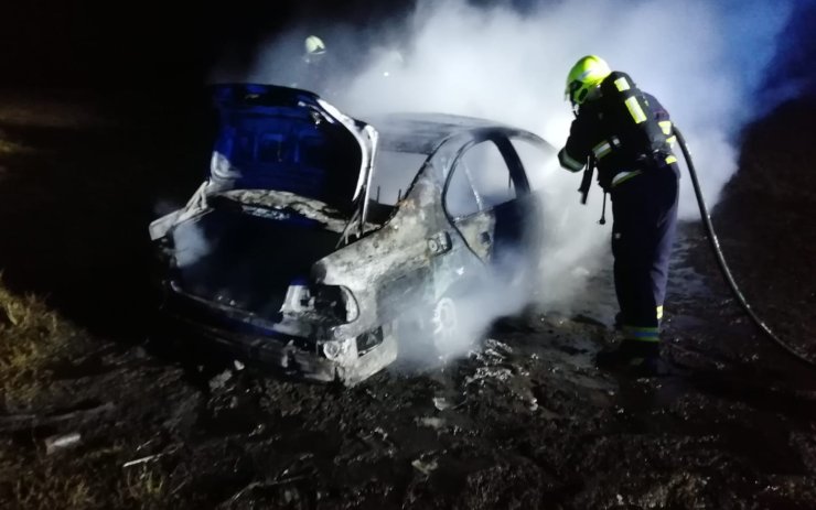 Ve Vroutku v noci shořelo auto. Když přijeli hasiči, bylo celé v plamenech