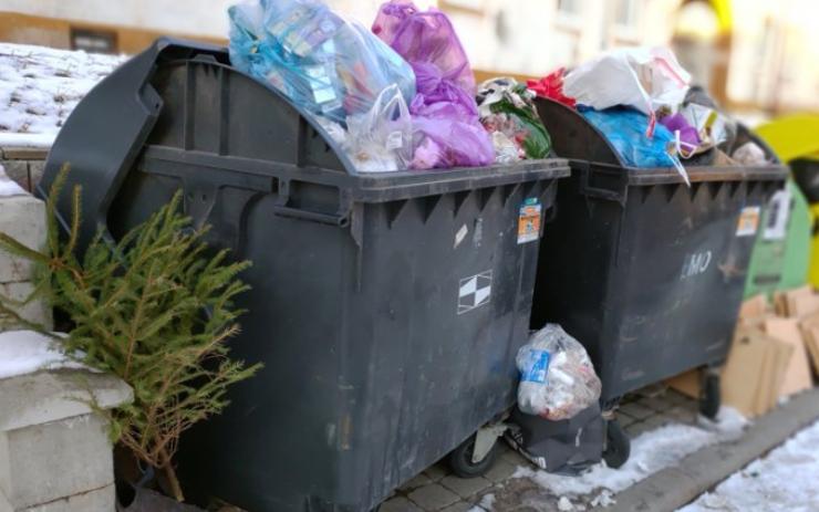 V Lounech během svátků přetékaly kontejnery odpadky. Firma Marius Pedersen se obyvatelům omlouvá