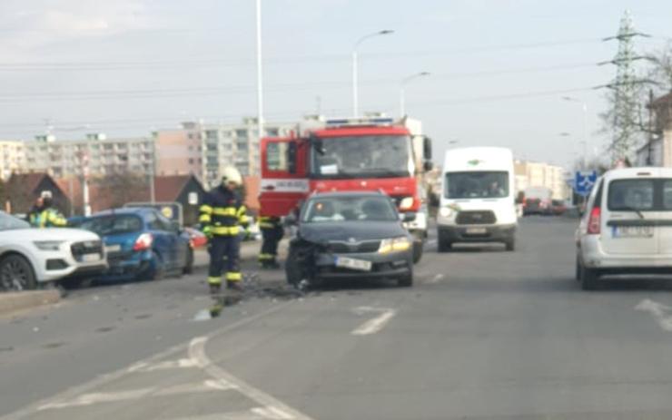Srážka aut u Lidlu komplikovala dopravu, zasahovali hasiči