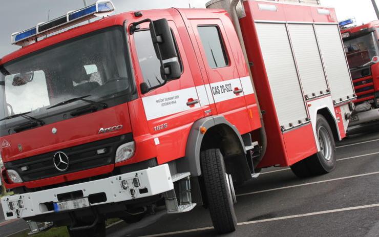 AKTUÁLNĚ: Devět hasičských jednotek zasahuje u požáru truhlárny na Lounsku