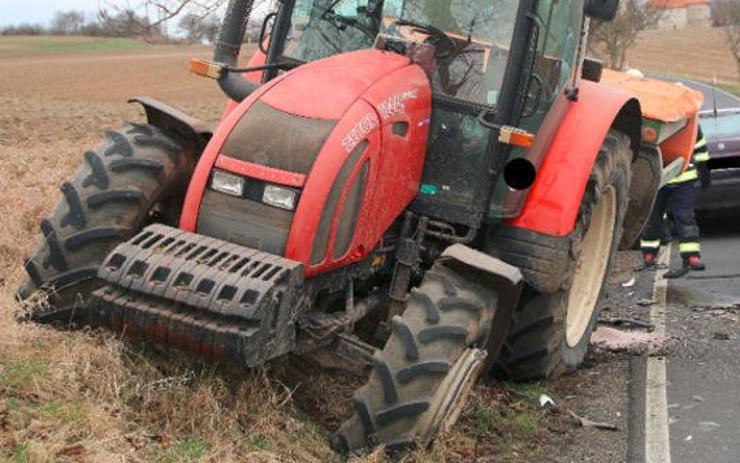 AKTUÁLNĚ: Traktor skončil po nehodě na boku, pro řidiče jela záchranka