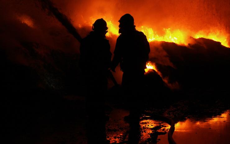 AKTUÁLNĚ: Mohutný požár na Lounsku! Hoří stodola plná sena, zasahuje 11 hasičských jednotek