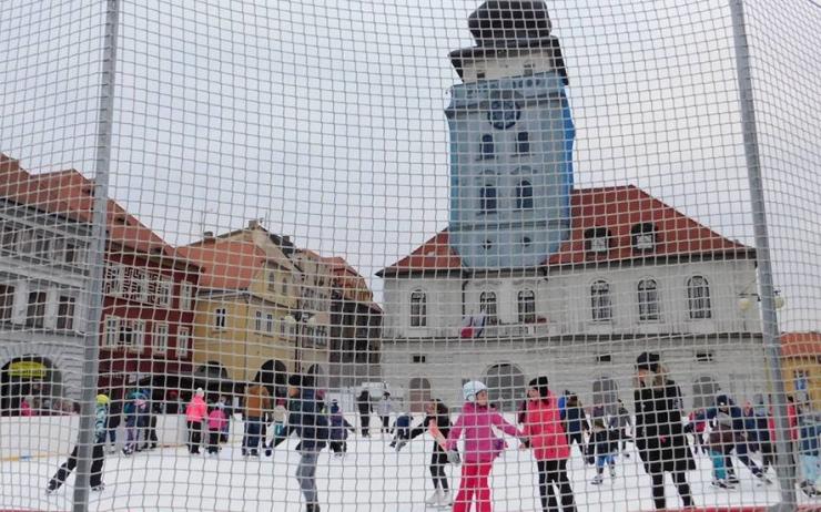 UPOZORNĚNÍ: Pololetní řádění na ledě na kluzišti před radnicí se ruší! Může za to teplo a vítr