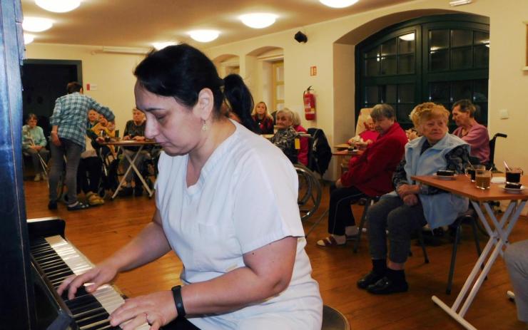 Milé gesto: Žatecká občanka darovala Domovu pro seniory piáno