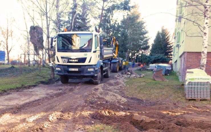 Žatec: Pokračuje oprava chodníků na Pražské, hotovo má být v červnu