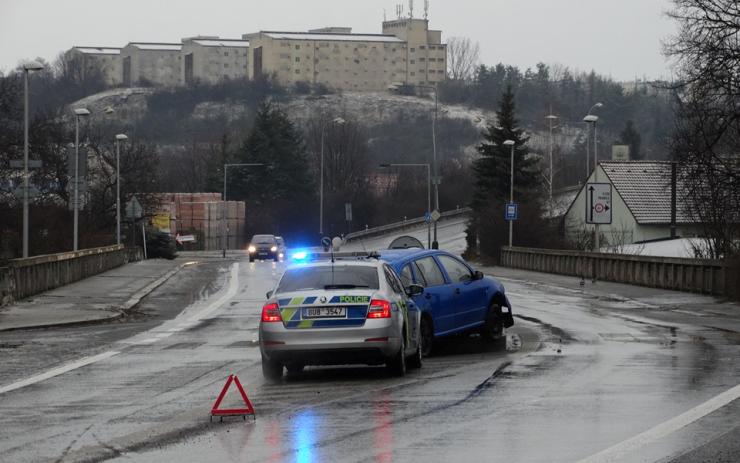 FOTO: Kuriozní nehoda v Plzeňské: Auto tam narazilo do ostrůvku