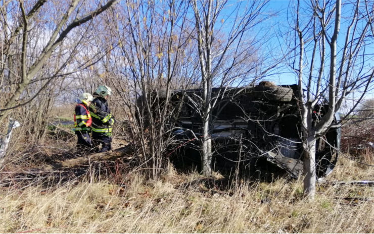 AKTUÁLNĚ OBRAZEM: Na odbočce k porcelánce vylétlo auto ze silnice, na místě zasahují hasiči