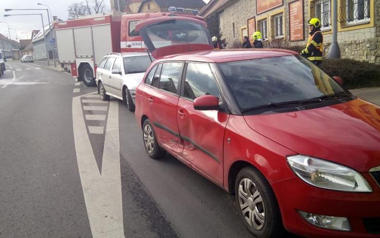 V Černčicích se srazila dvě osobní auta, na místo vyjeli hasiči i záchranka