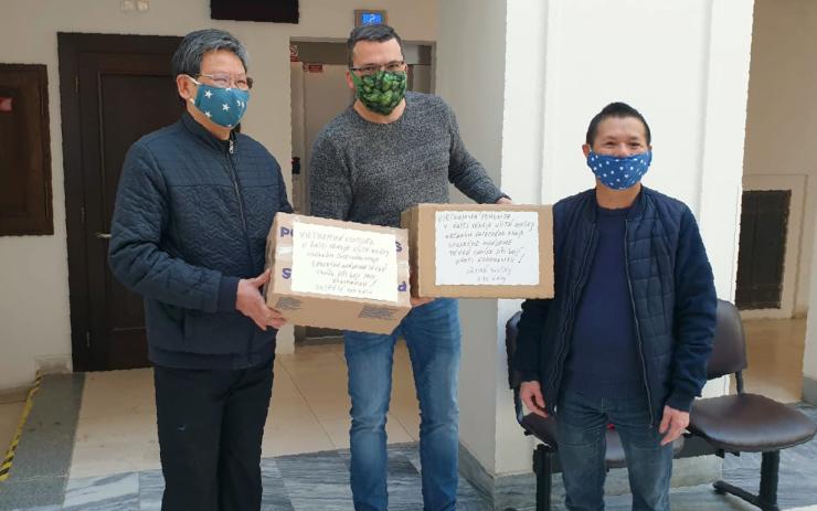 Zástupci vietnamské komunity přinesli na radnici v Žatci další roušky. Město je rozdalo potřebným