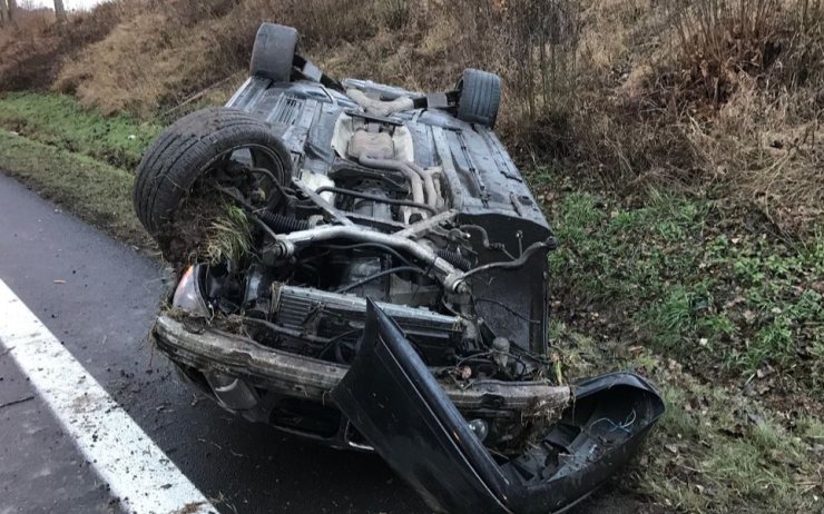 AKTUÁLNĚ: Vážná nehoda u Podbořan, auto skončilo převrácené na střechu
