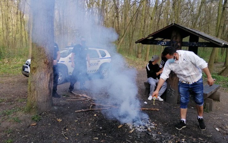 OBRAZEM: Shlukování, popíjení, sundané roušky. Strážníci v Postoloprtech řešili jen v neděli stovku případů