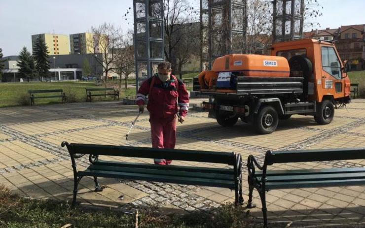 V Lounech dezinfikují autobusové zastávky a stovky laviček proti koronaviru