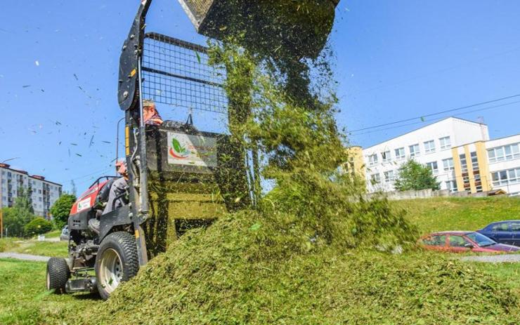 V Žatci začíná jarní sekání trávníků