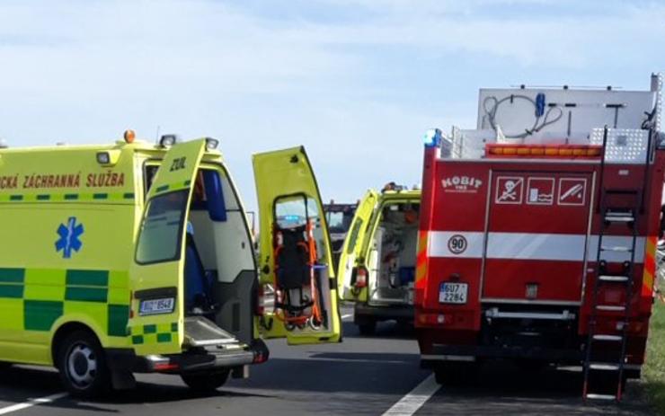 AKTUÁLNĚ: U Vroutku zasahují záchranné složky. Auto se tam srazilo s náklaďákem