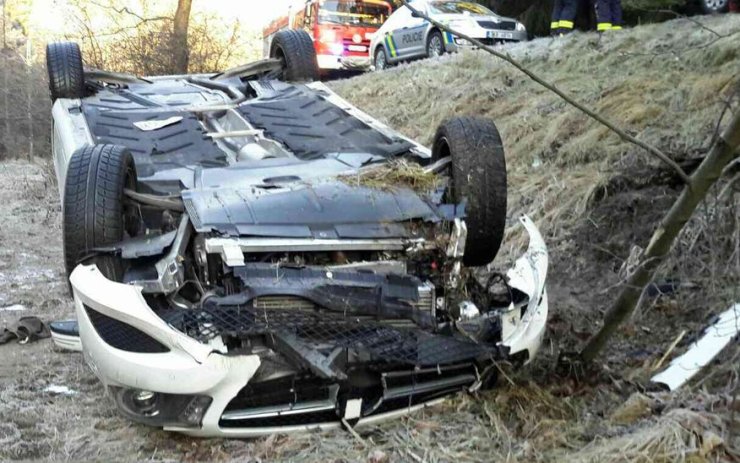 V prudké zatáčce u Pšova se auto přetočilo na střechu, probíhají záchranné práce