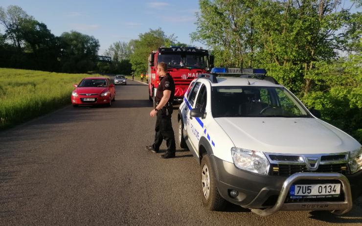 FOTO: Na výjezdu z Postoloprt likvidovali hasiči únik nafty. Dopravu řídila policie