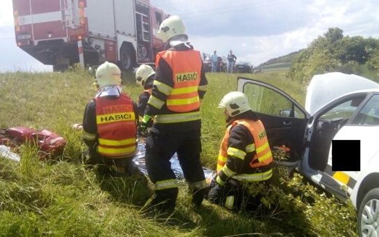 AKTUÁLNĚ OBRAZEM: Auto u Postoloprt sjelo ze stráně do příkopu, zasahují tam záchranáři