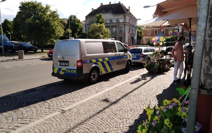 Střelba na náměstí v Postoloprtech! Muž tam vytáhl pistoli na řidiče v autě, policisté po něm pátrali