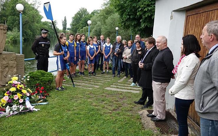 OBRAZEM: U pomínku na břehu Ohře vzpomínali na umučené a popravené veslaře