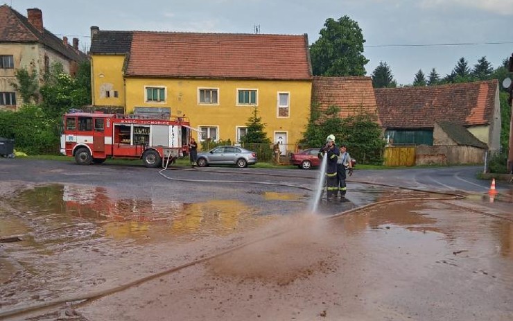 OBRAZEM: Přívalový déšť zaplavil velkou část obce, hasiči odklízeli naplavené bláto