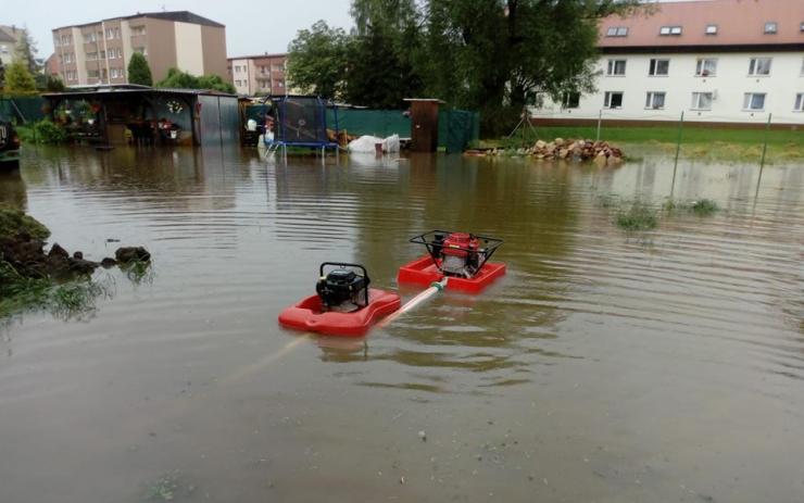 OBRAZEM: Přívalové deště zasáhly Lounsko. Voda zaplavila dvorky, příjezdové cesty i celou náves!