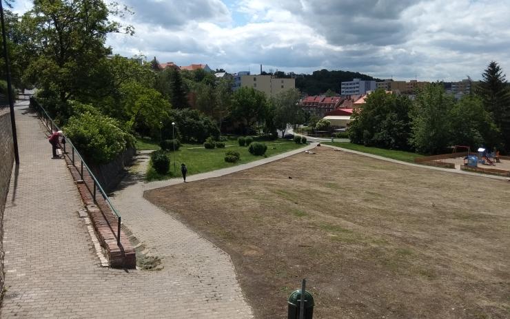 Diskuze: Co vybudovat pod hradbami? Může tam být nejen parkoviště a skatepark