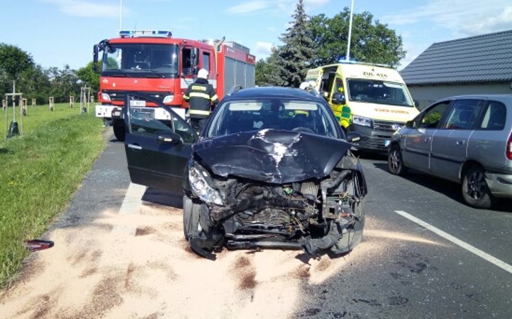 AKTUÁLNĚ OBRAZEM: Čtyři lidé se zranili při srážce dvou osobních aut u Černčic