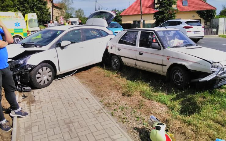 AKTUÁLNĚ: Střet dvou aut v Holedečku, na místo museli volat sanitu