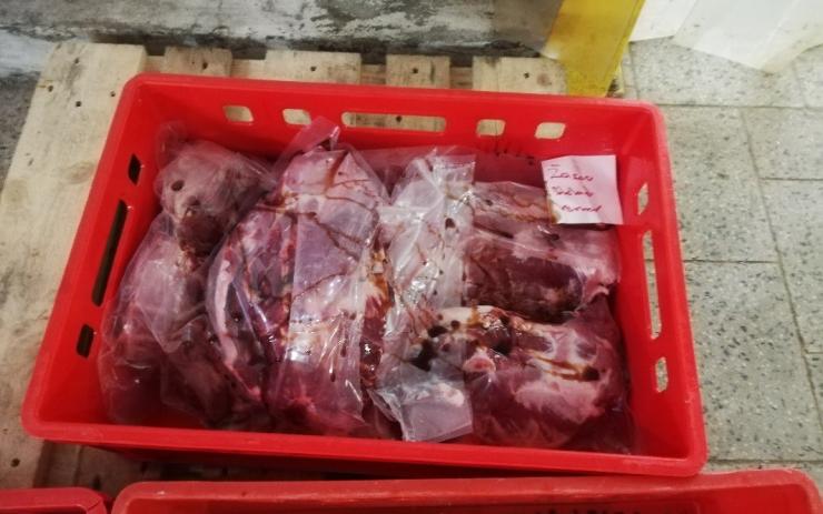 Ve špinavém nelegálním skladu našli inspektoři desítky kil masa v nevyhovujících podmínkách!