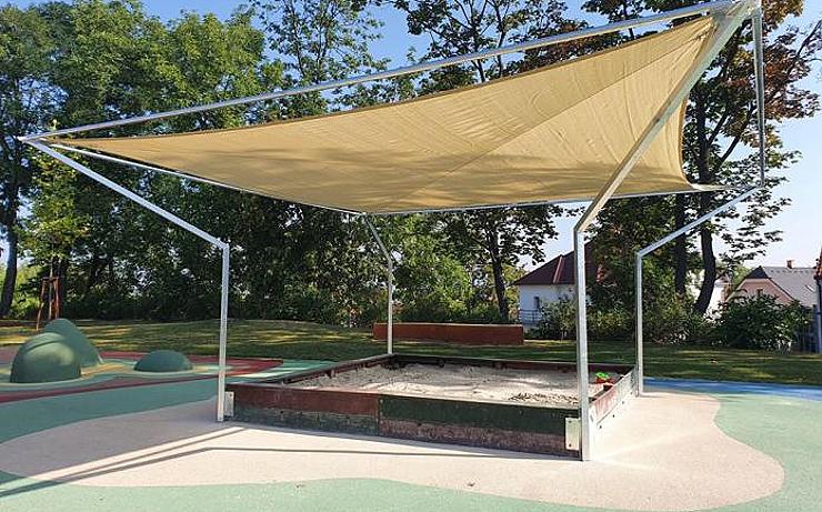 Skvělý nápad: Na letním cvičisti v Lounech zastřešili pískoviště proti sluníčku. A dojde i na lavičky!