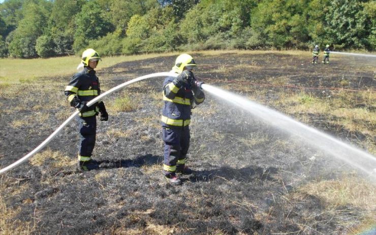 K požáru travního porostu vyjížděly hned tři hasičské jednotky