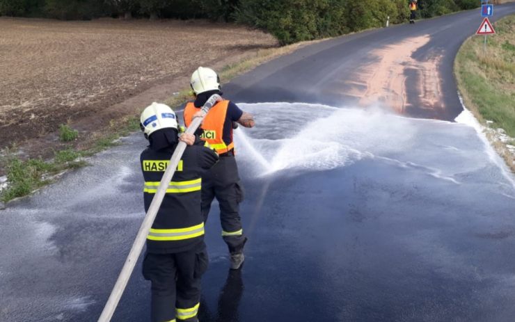 Na silnici se objevila velká olejová skvrna. Hasiči se postarali, aby cesta byla opět bezpečná