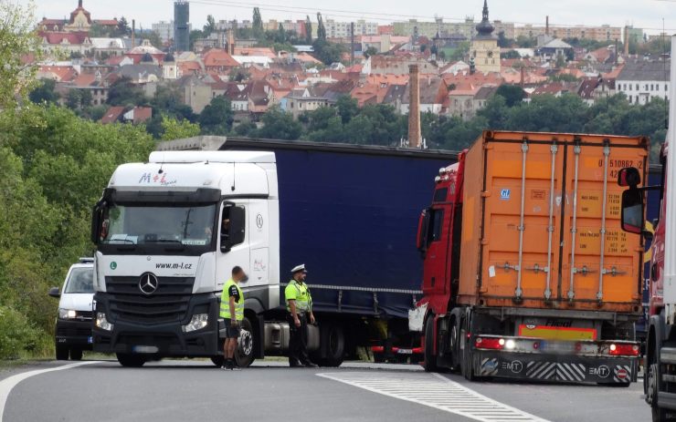 AKTUÁLNĚ OBRAZEM: Dvě havárie na silnici z Mostu na Žatec! Srazily se náklaďáky a tři osobní auta