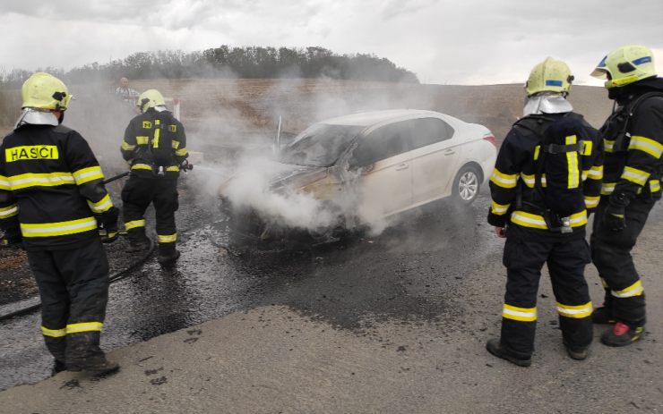 Požár poničil osobní auto, v plamenech byla celá motorová část