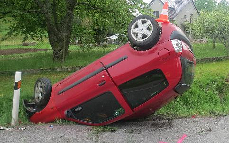 Řidič nevybral zatáčku, s autem se přetočil na střechu. V krvi mu koloval alkohol!