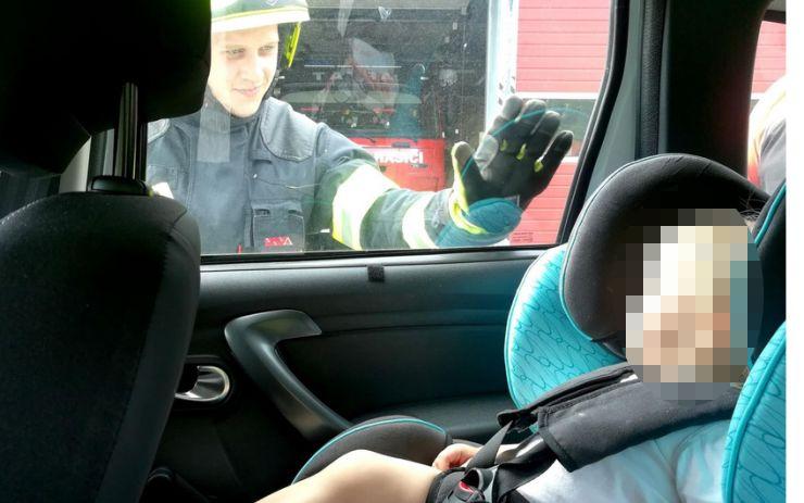V autě na lounském parkovišti zůstalo zabouchnuté malé dítě! Na pomoc volali hasiče