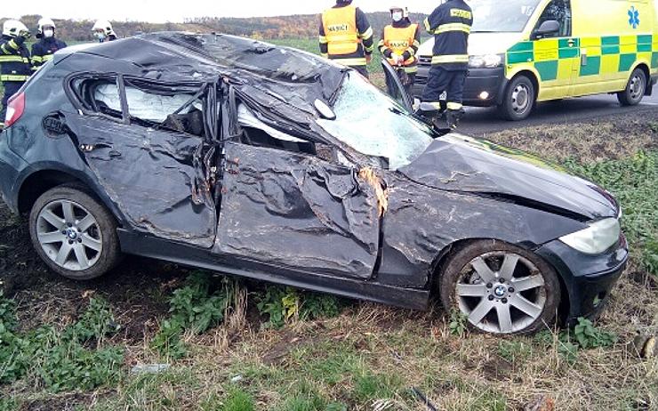 OBRAZEM: Auto nedaleko Loun narazilo do stromu. Ke zraněné ženě a dítěti spěchali záchranáři