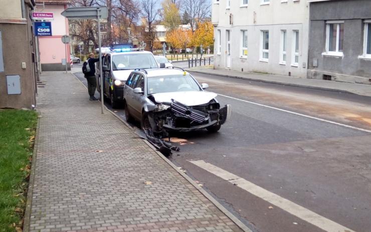 FOTO: Srážka dvou aut v Podbořanech, jeden člověk se zranil